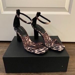 NATORI GLOW LUXE LEOPARD SATIN BLOCK HEEL SANDAL - Leopard 9.5